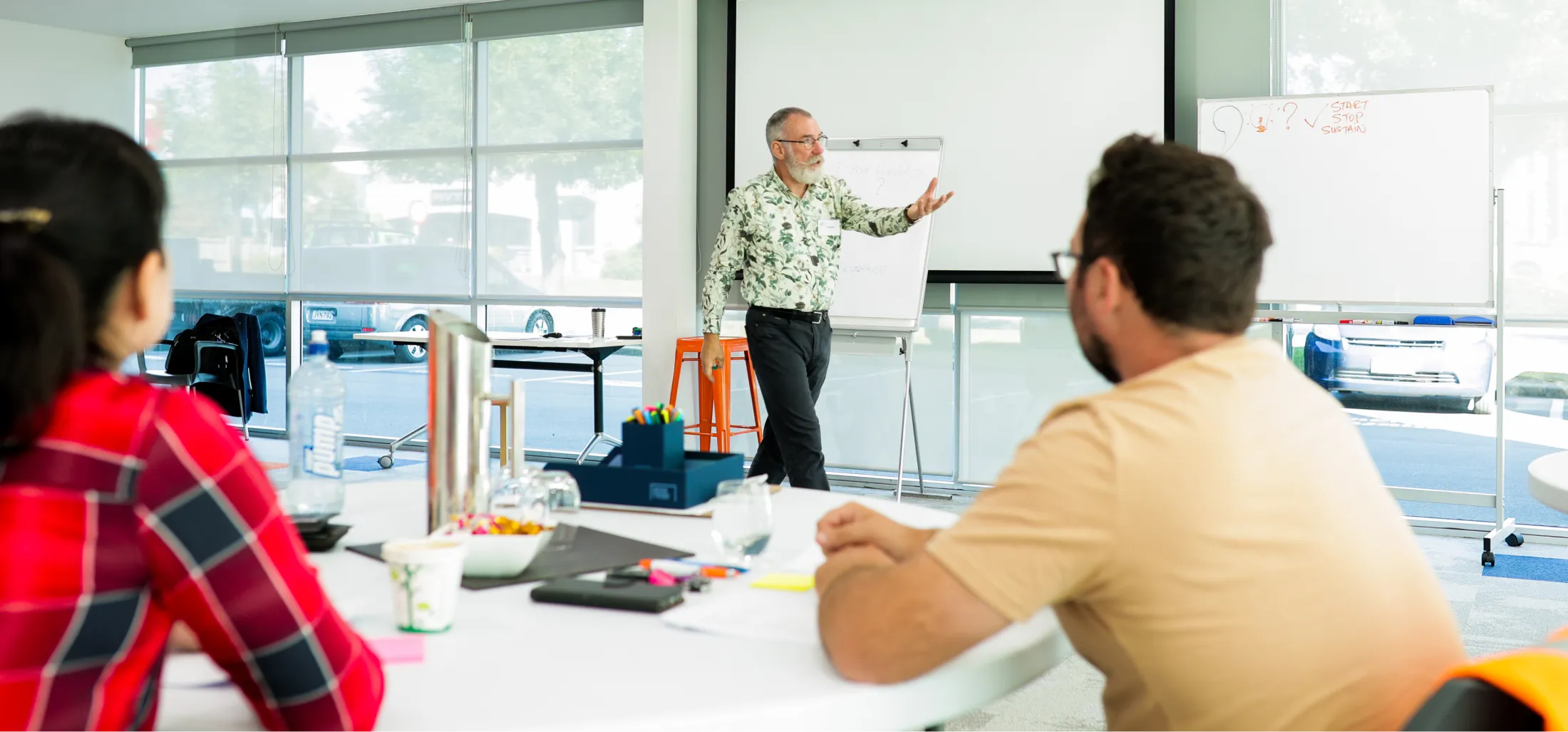 A tutor presenting a management course.